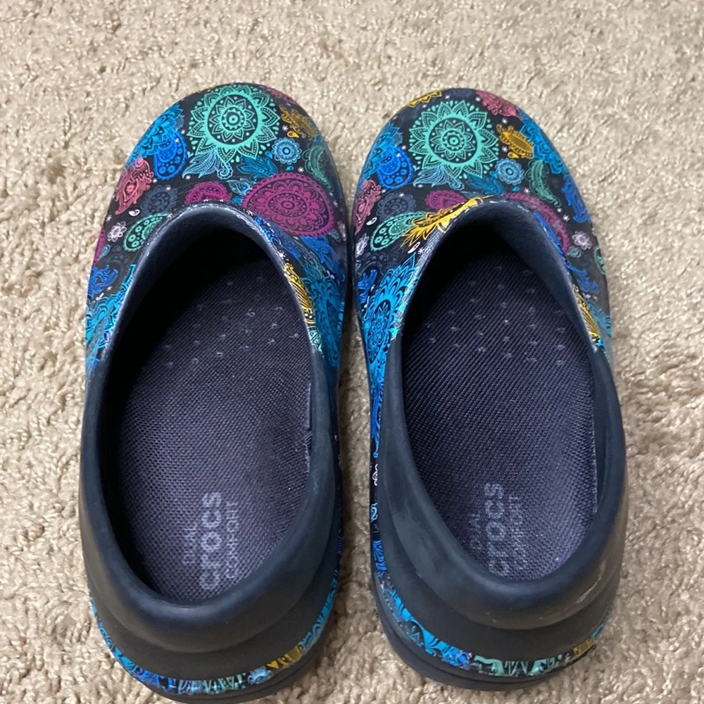 Crocs Girls Abstract Pattern Dual Comfort Waterproof Shoes Size 4